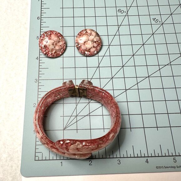 Lucite Confetti Pink Glitter Bypass Bracelet Clip Earring Set Seashells Vintage - Picture 11 of 11